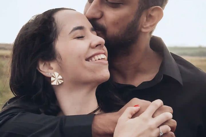 Casal abraçado no fim da manhã, depois do voo