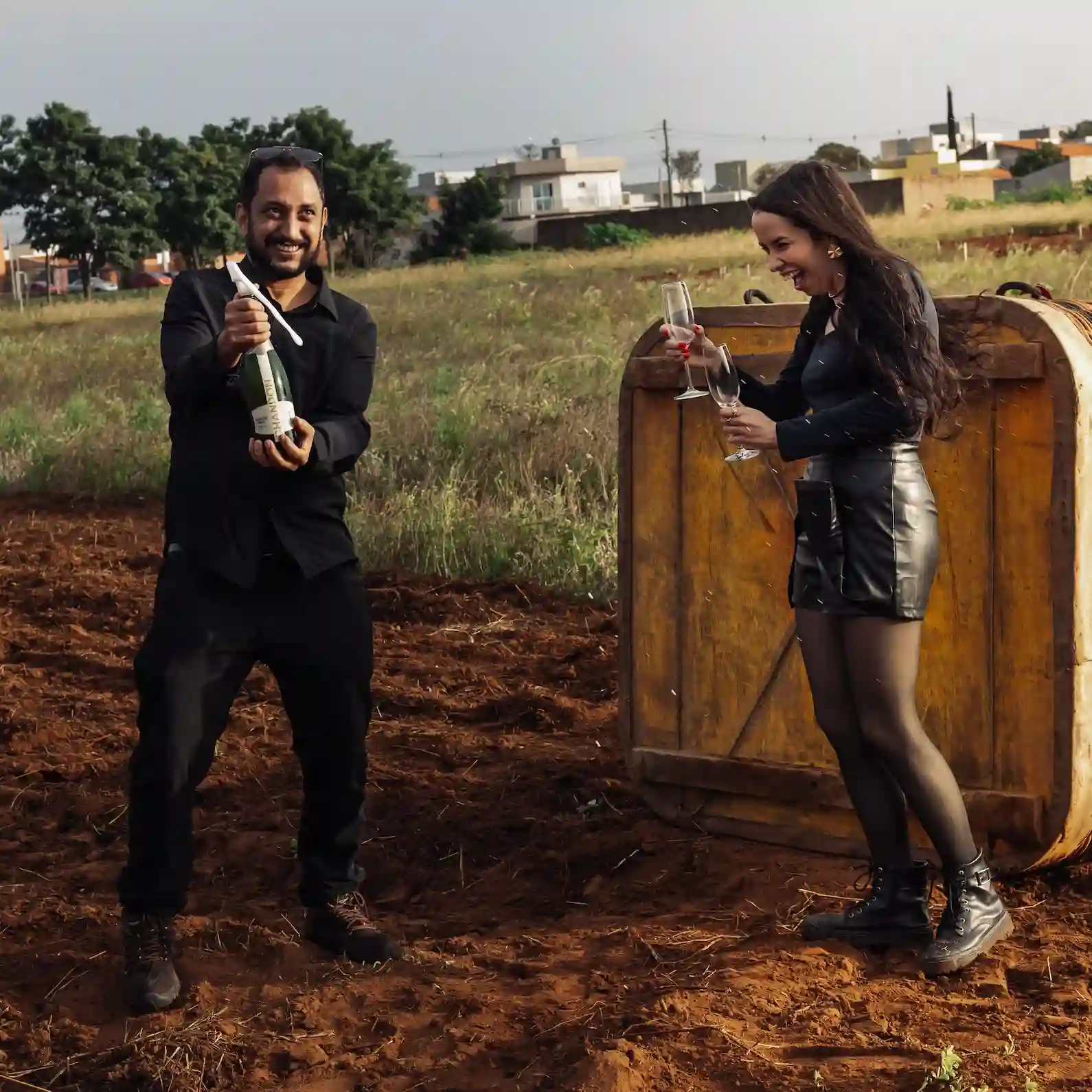 Casal em voo de balão ao nascer do sol