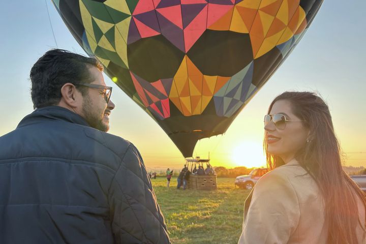 Casal chegando ao campo de decolagem ao amanhecer em Boituva