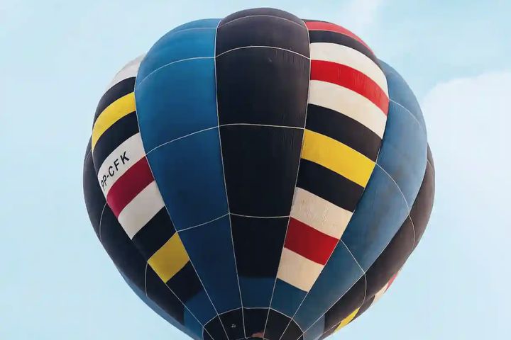 Balão da VOAR subindo contra o céu do amanhecer
