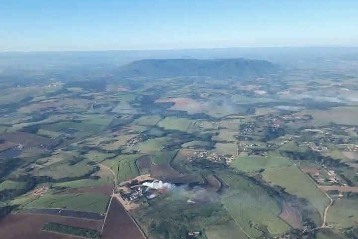 Vista aérea do vale de Boituva coberto de névoa, do cesto do balão