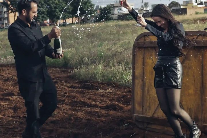 Brinde com espumante no campo depois do pouso
