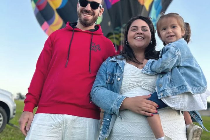 Família reunida ao lado do balão depois do voo