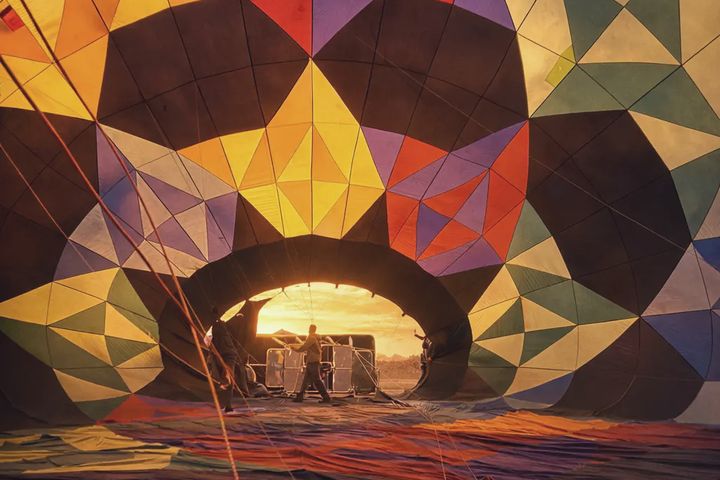 Envelope de balão aberto no campo, como uma tela em branco