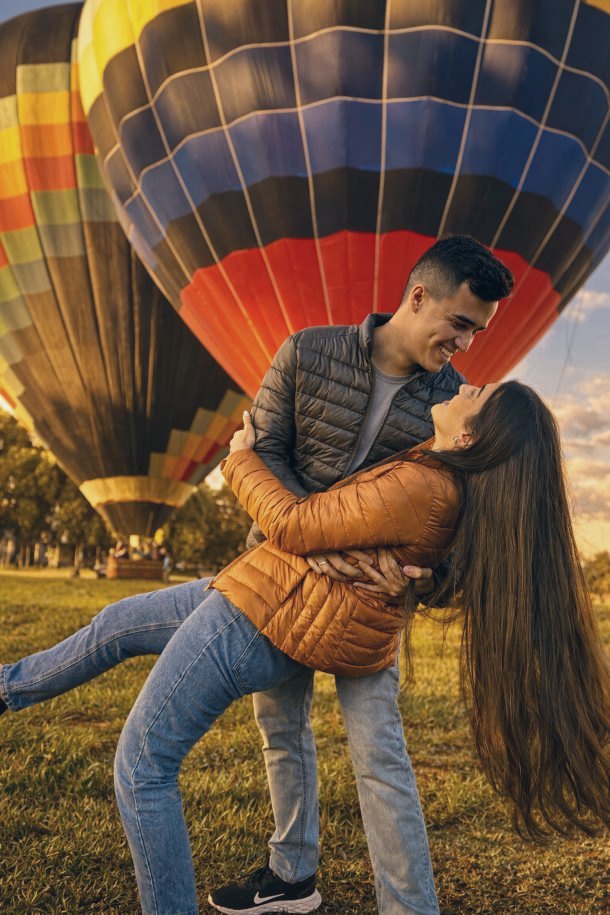 Casal em voo de balão privativo ao nascer do sol